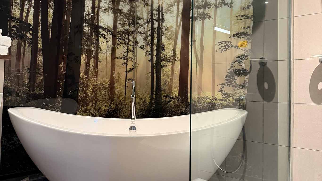 How Can Shower And Bathroom Tub Walls Improve Durability And Style In Modern Homes