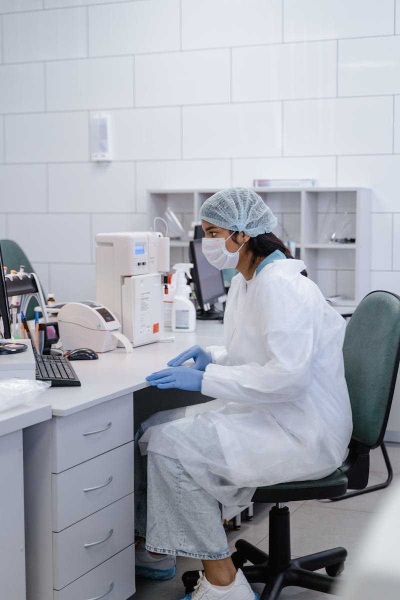 Which Lab Coat For Female Professionals Ensures Comfort And Safety Daily